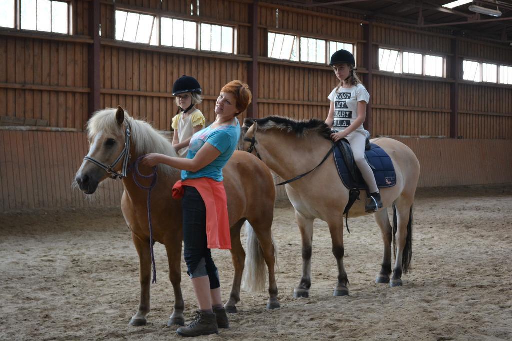 Stajnia Sarnowek Nad Jeziorem Rozany Rozajny Wielkie ภายนอก รูปภาพ